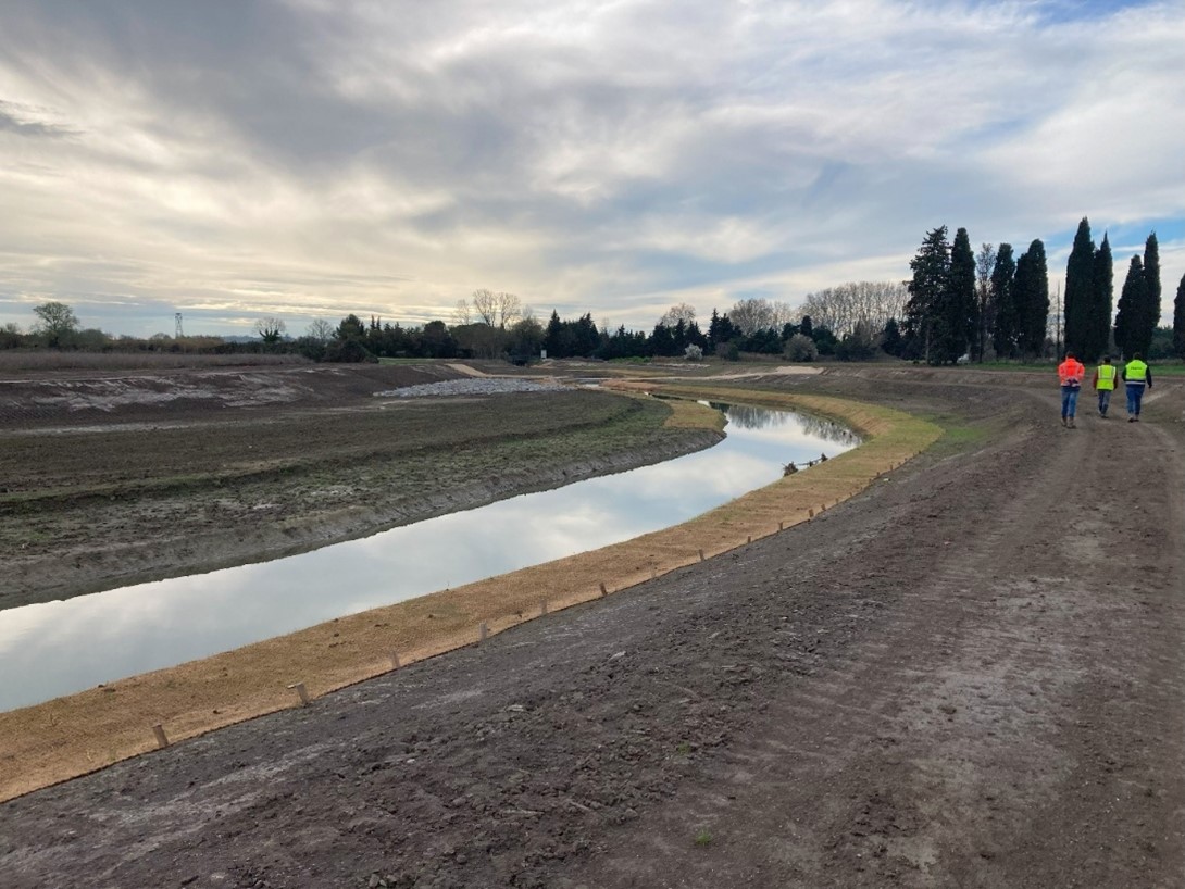 Phase chantier : méandrage du cours d’eau, installation de géo filet coco et création d’une plage à cistudes