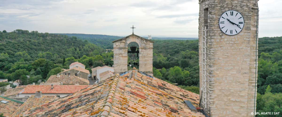 Vue aérienne par drone du toit de l'église de Poulx